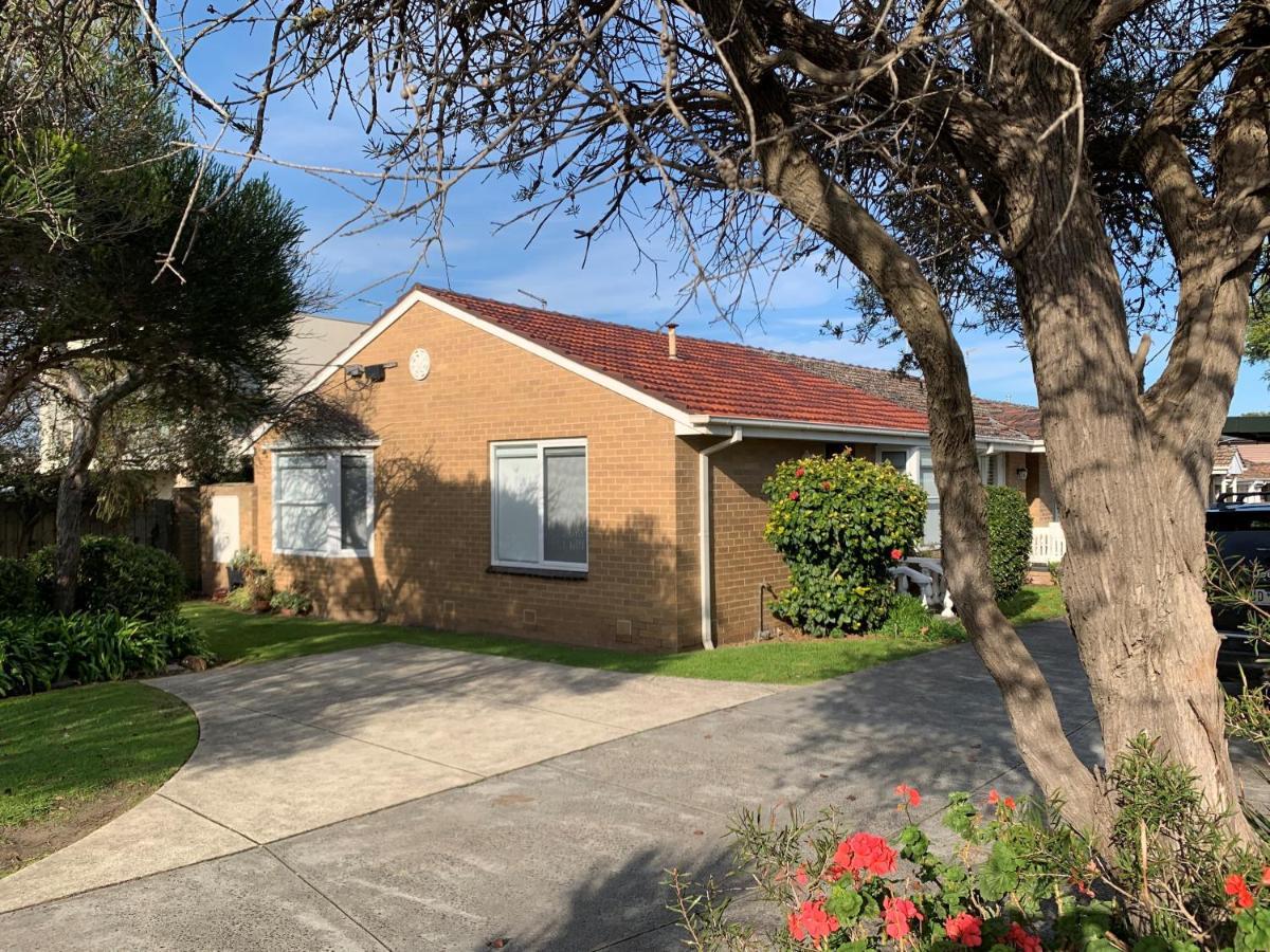 Location, Location, Location! Walk To & Town Apartment Mornington